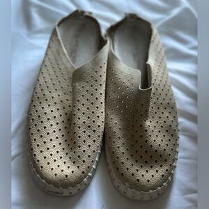 Isle Jacobsen Women's Beige Slip-On Shoes